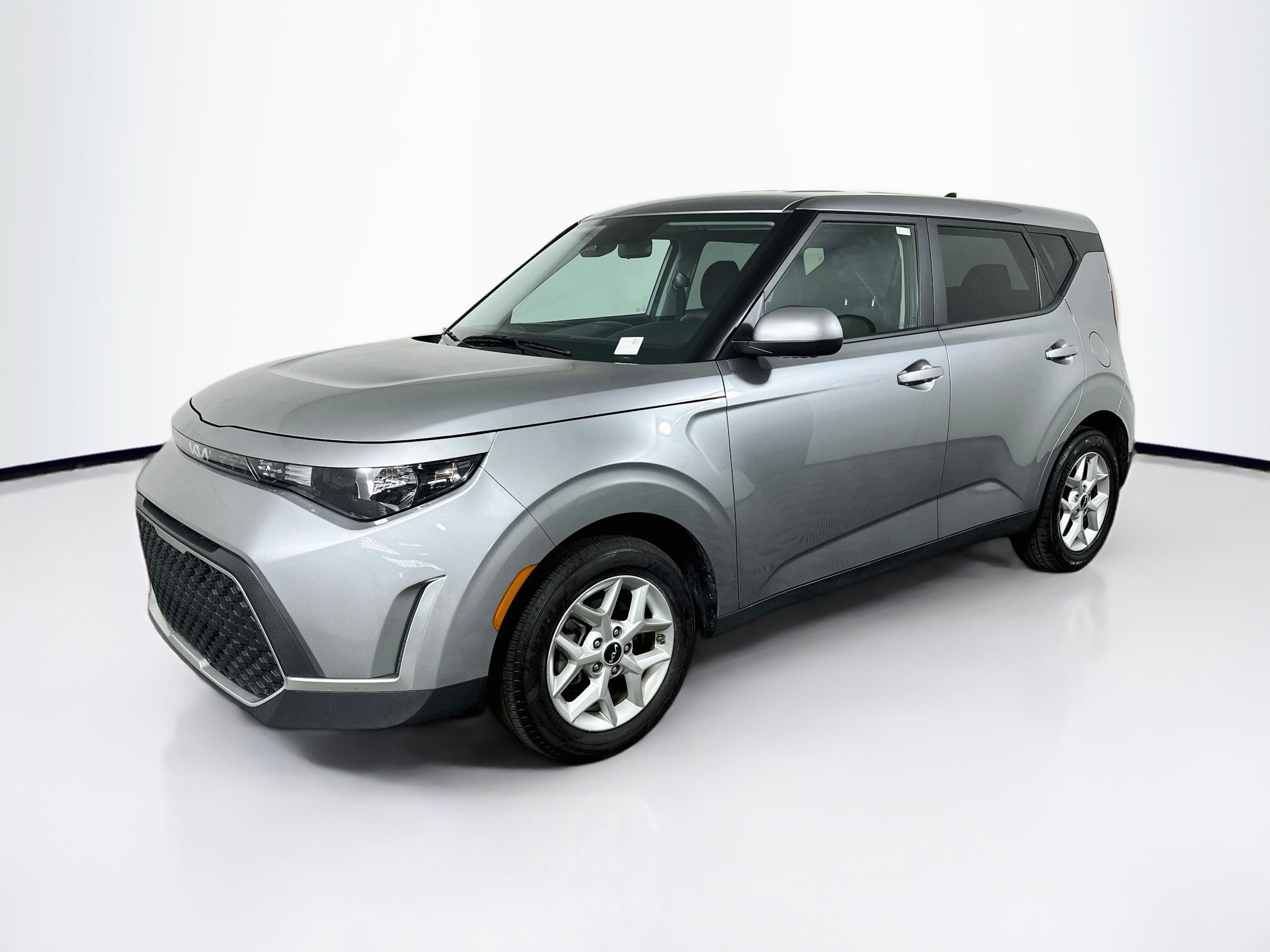 Used 2025 Kia Soul LX w/ LX Technology Package FWD image 3