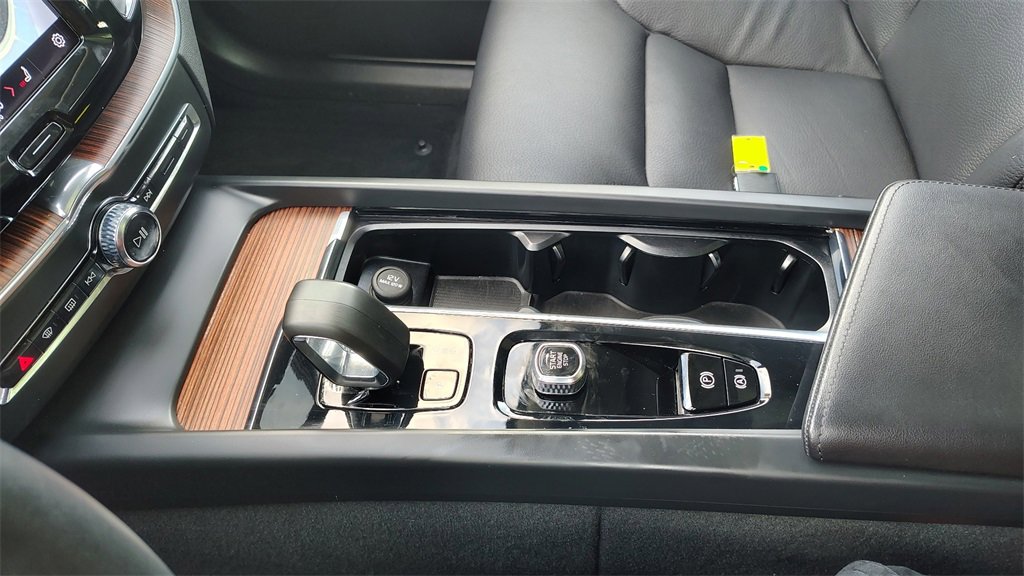 Certified 2023 Volvo XC60 B5 Plus w/ Climate Package image 19