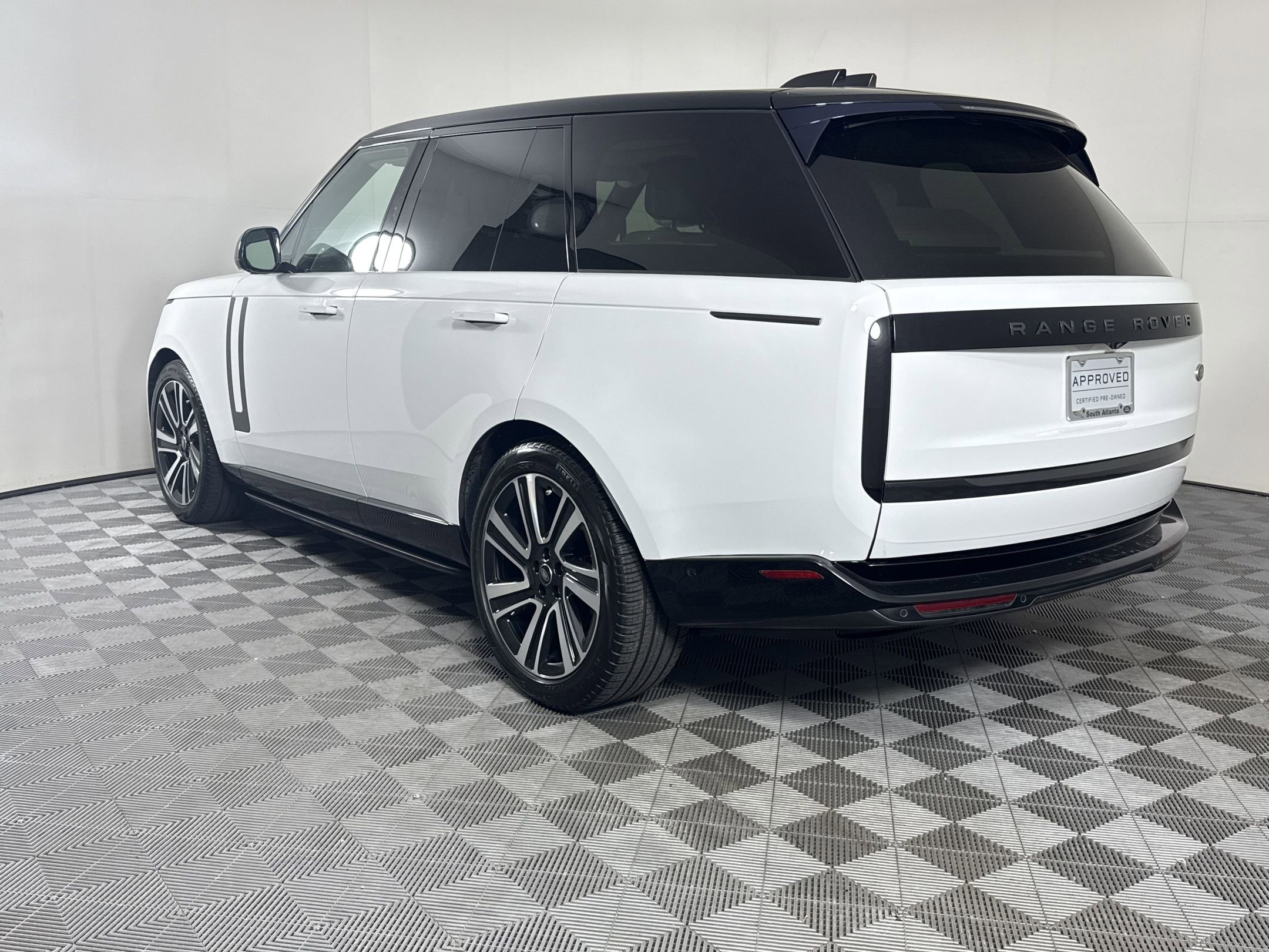 Used 2023 Land Rover Range Rover SE image 3
