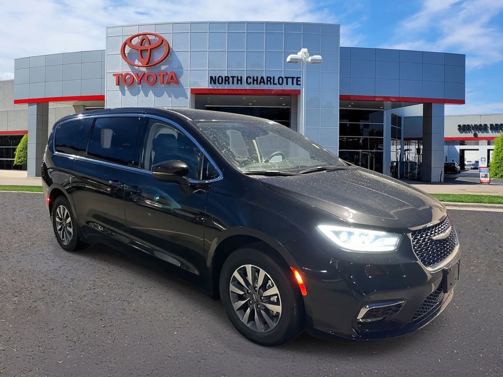 Used 2023 Chrysler Pacifica Touring-L image 3