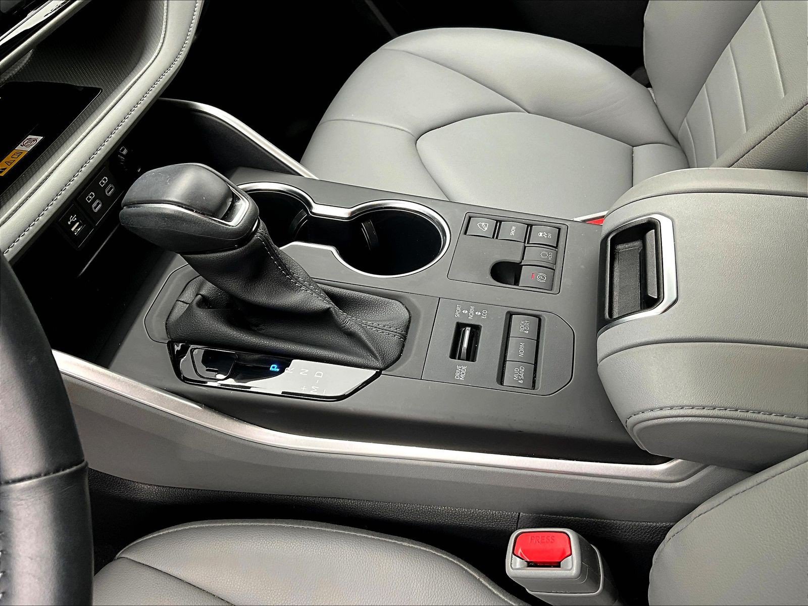 Used 2024 Toyota Highlander XLE AWD/4WD image 18