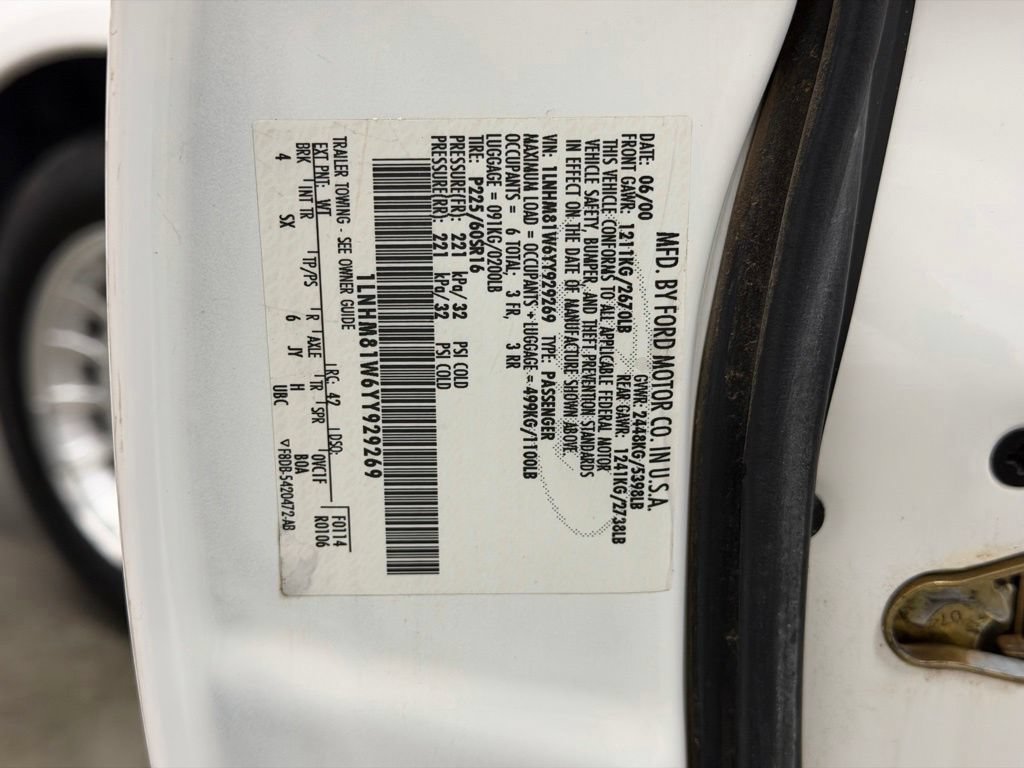 Used 2000 Lincoln Town Car Executive RWD image 29