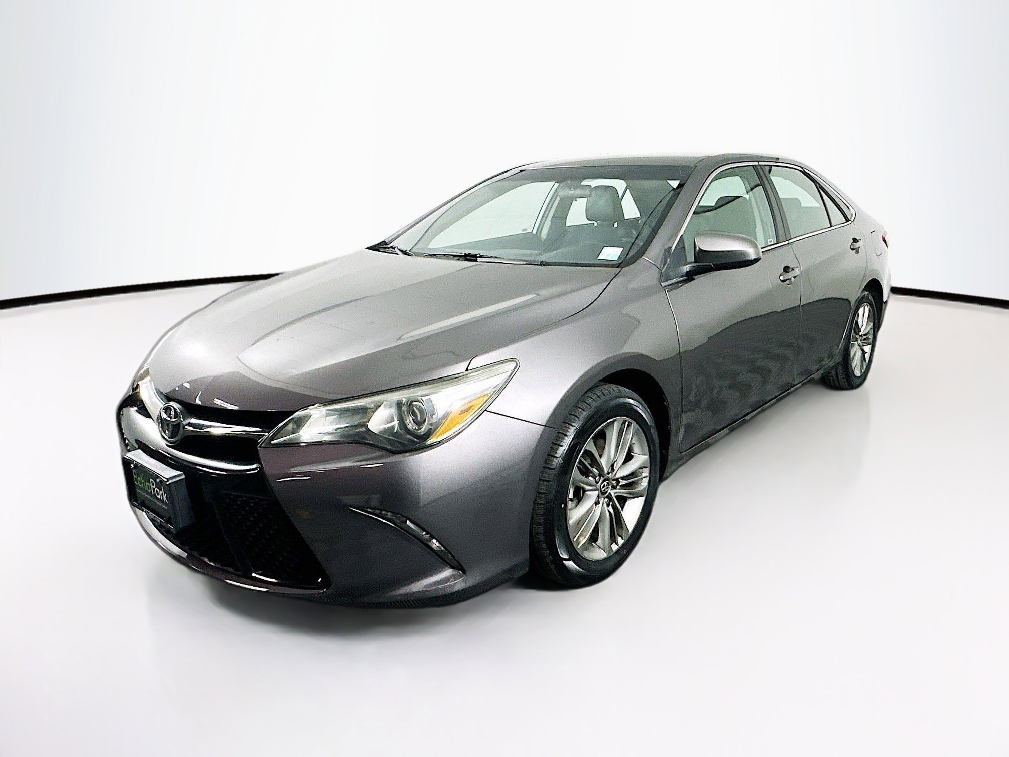 Used 2016 Toyota Camry SE image 3