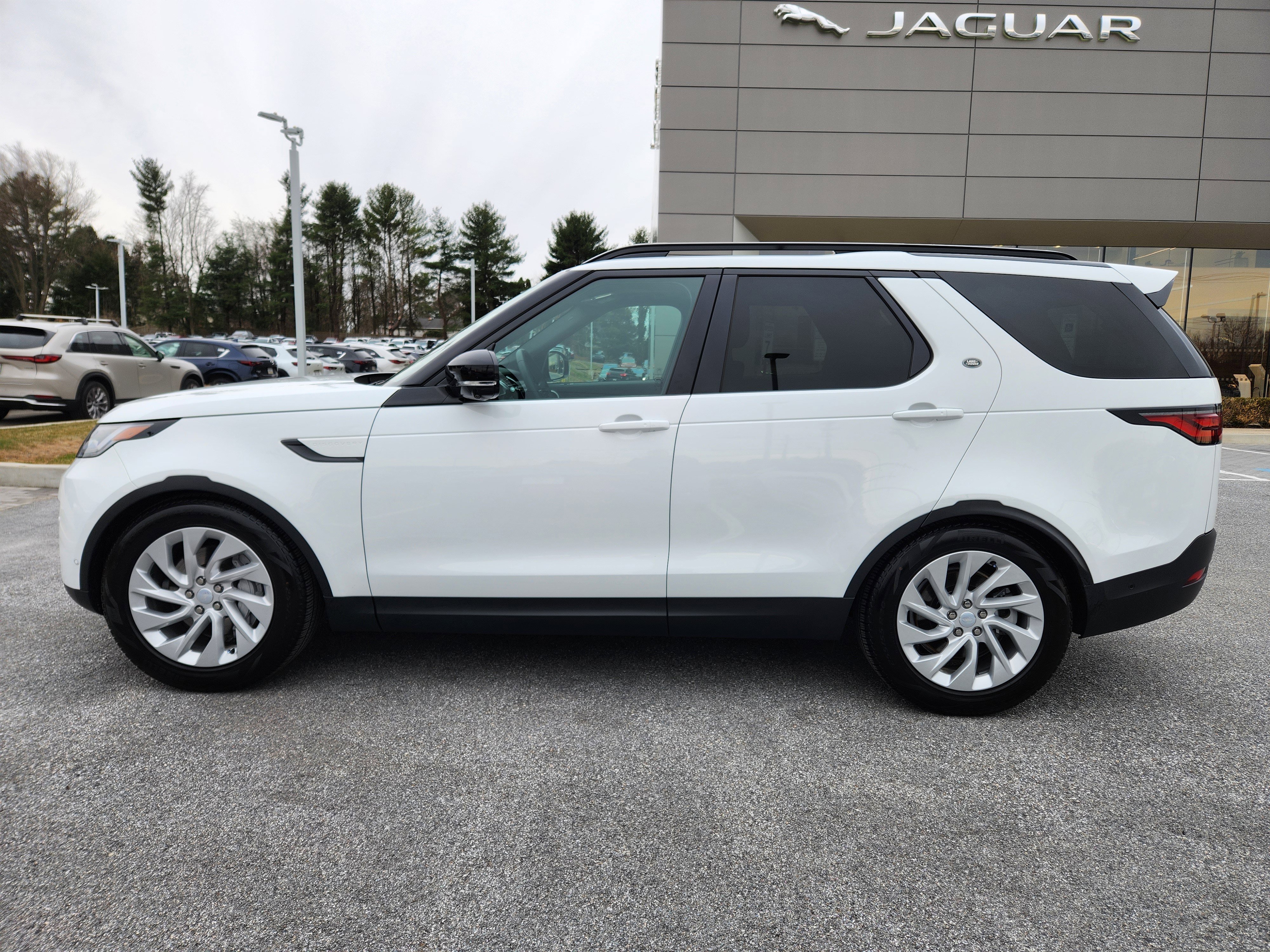 Used 2025 Land Rover Discovery S image 5