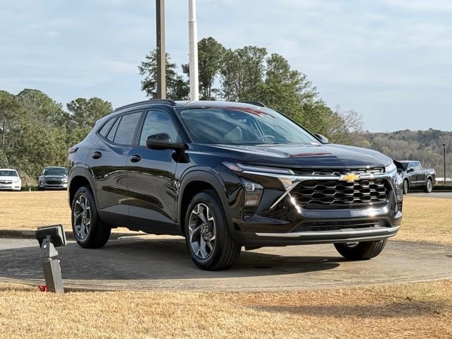 Used 2025 Chevrolet Trax LT FWD image 1