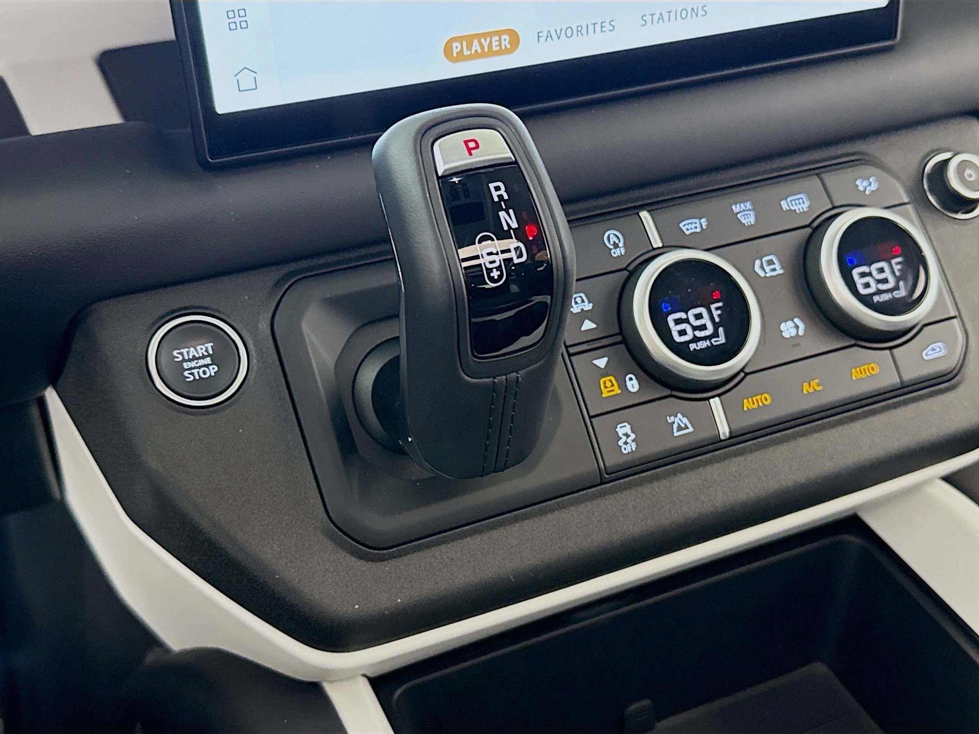 Used 2025 Land Rover Defender 110 X-Dynamic SE image 17