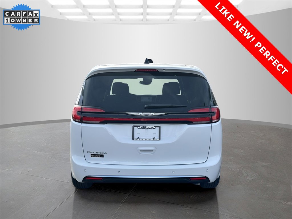 Used 2025 Chrysler Pacifica Select image 6