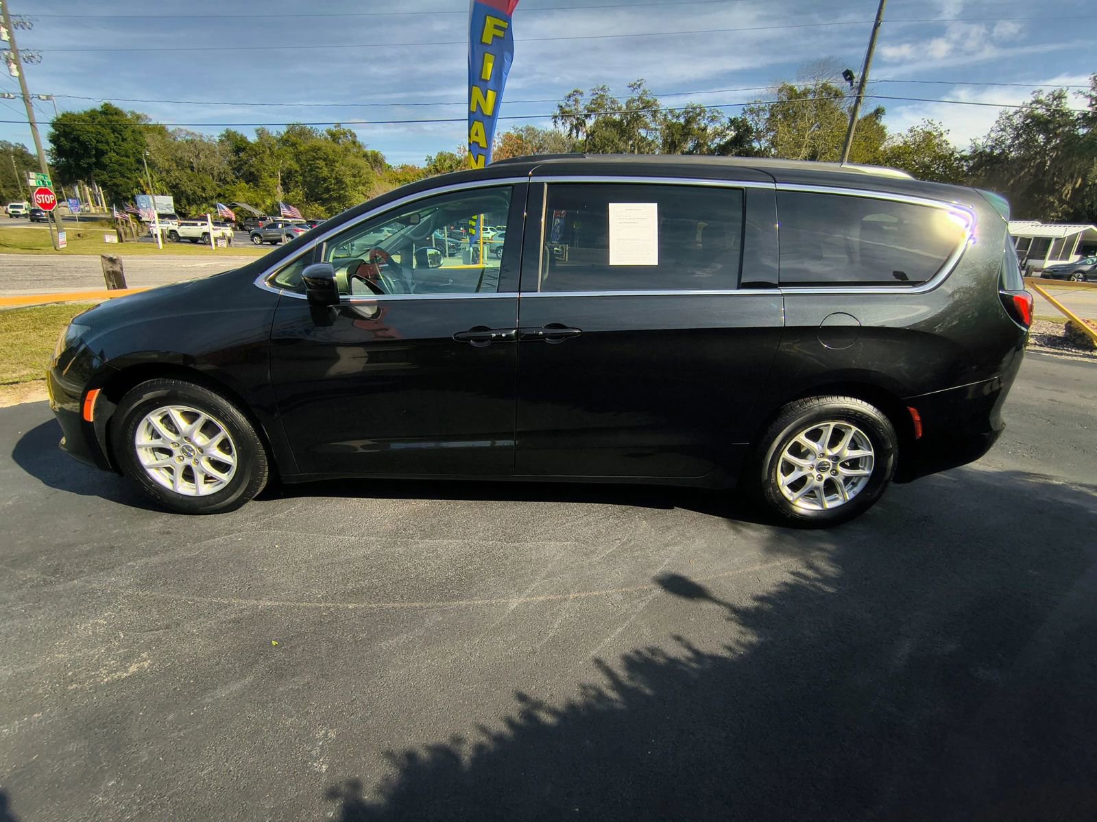 Used 2020 Chrysler Voyager Lxi image 3