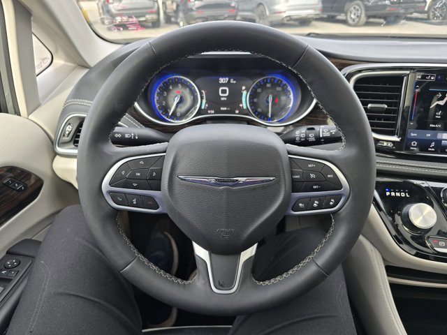 Used 2023 Chrysler Pacifica Limited FWD image 21