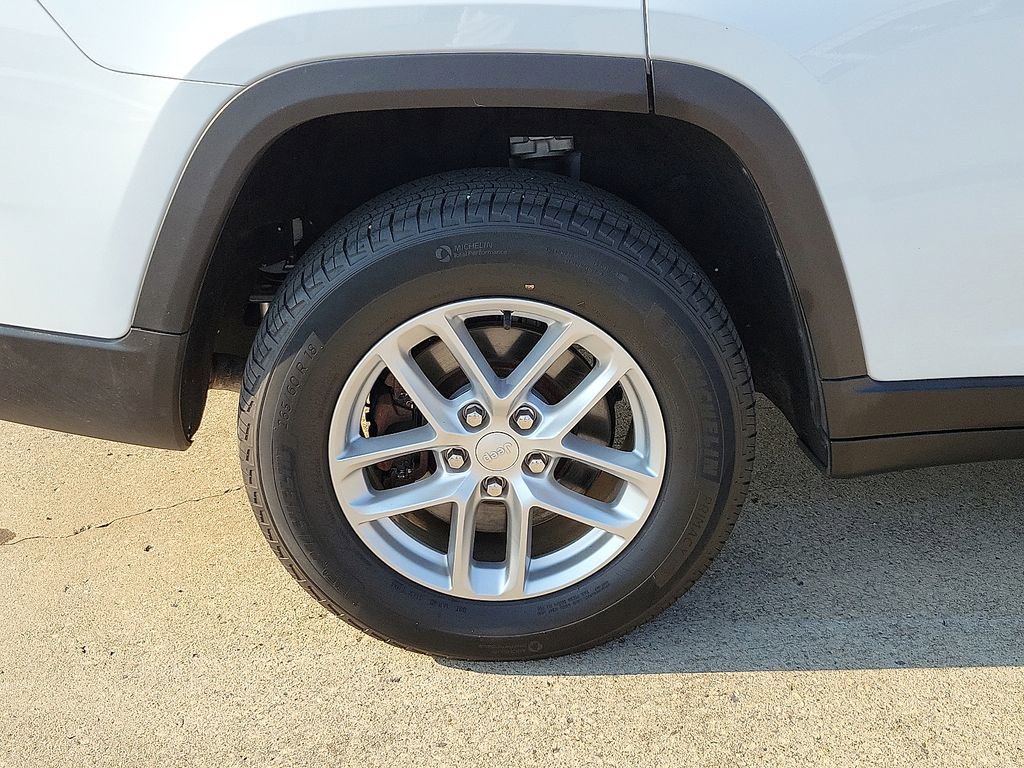 Used 2023 Jeep Grand Cherokee L Laredo image 7