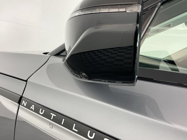 Used 2025 Lincoln Nautilus Reserve AWD/4WD image 11