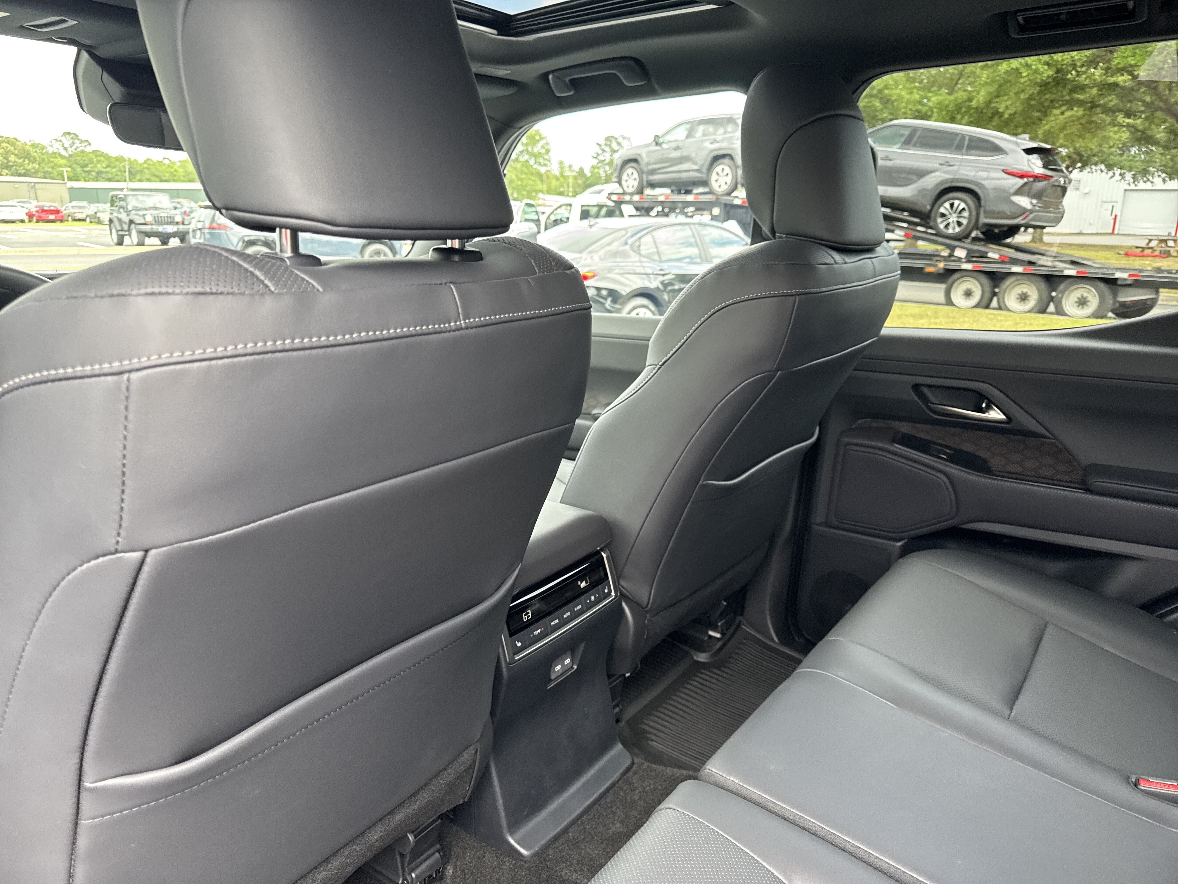 Used 2025 Lexus GX 550 w/ Accessory Package (2T) AWD/4WD image 17