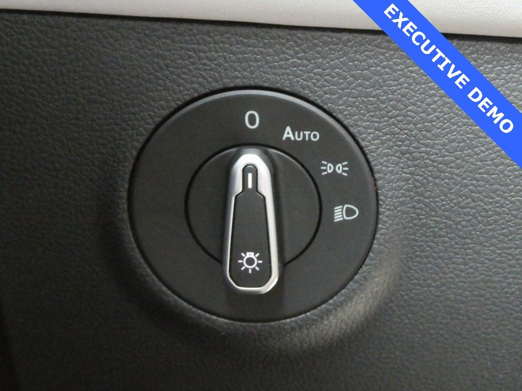 Certified 2025 Volkswagen Taos SE image 18