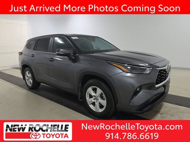 Used 2024 Toyota Highlander LE AWD/4WD image 1