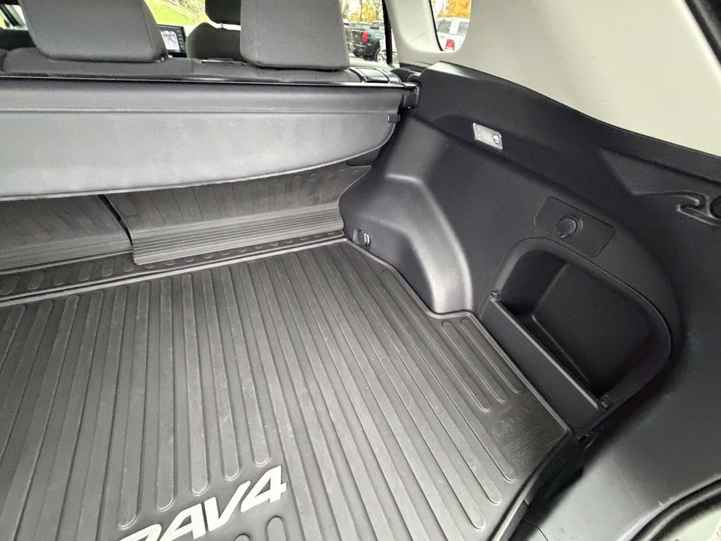 Used 2021 Toyota RAV4 XLE w/ XLE Grade Weather Package AWD/4WD image 43
