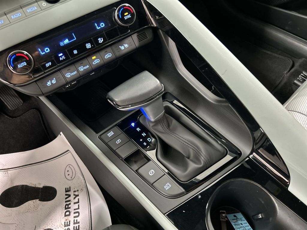 Used 2025 Hyundai Elantra Limited FWD image 18