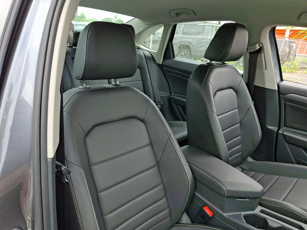 Used 2024 Volkswagen Jetta SE FWD image 13
