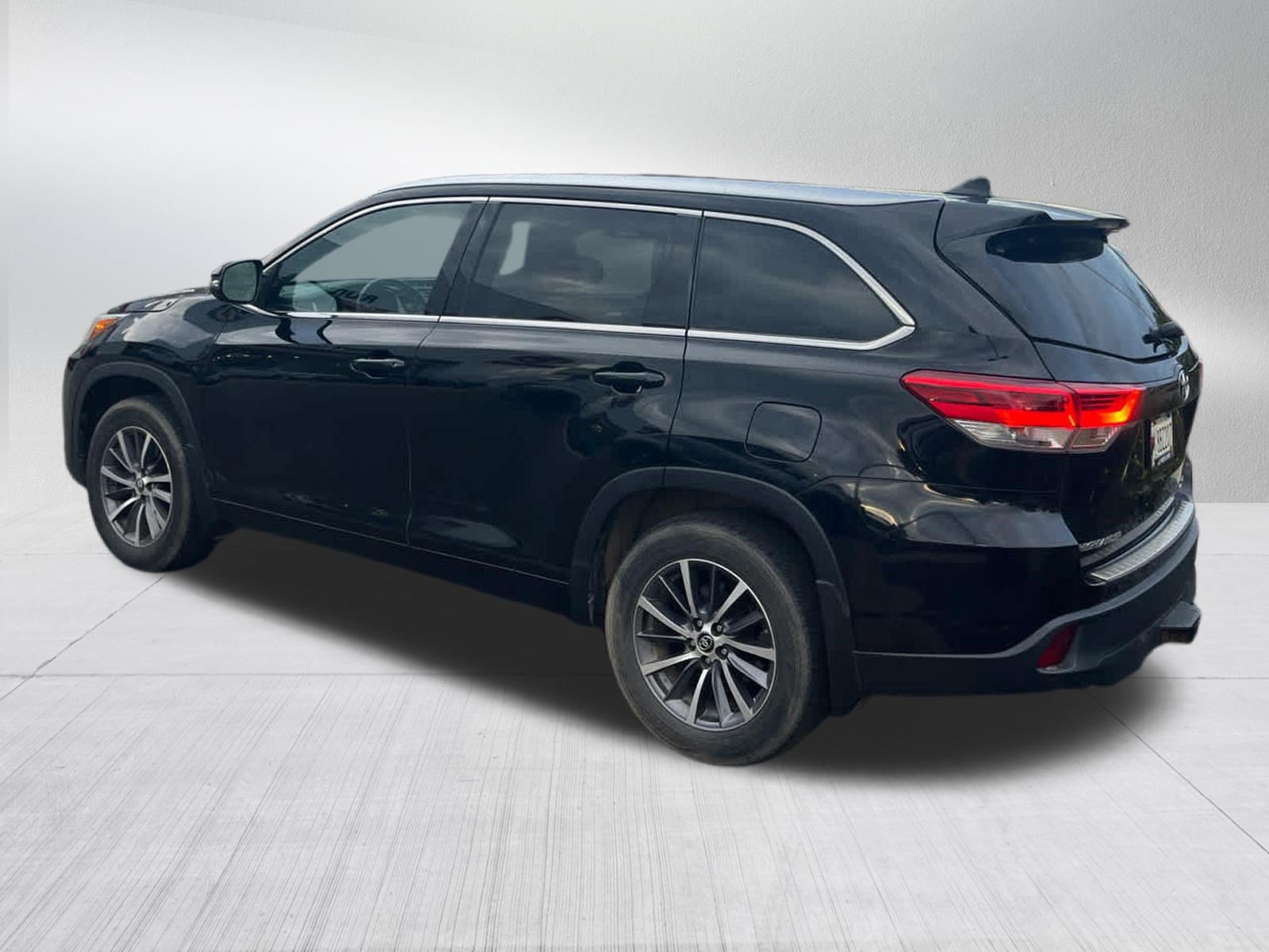 Used 2018 Toyota Highlander XLE AWD/4WD image 3