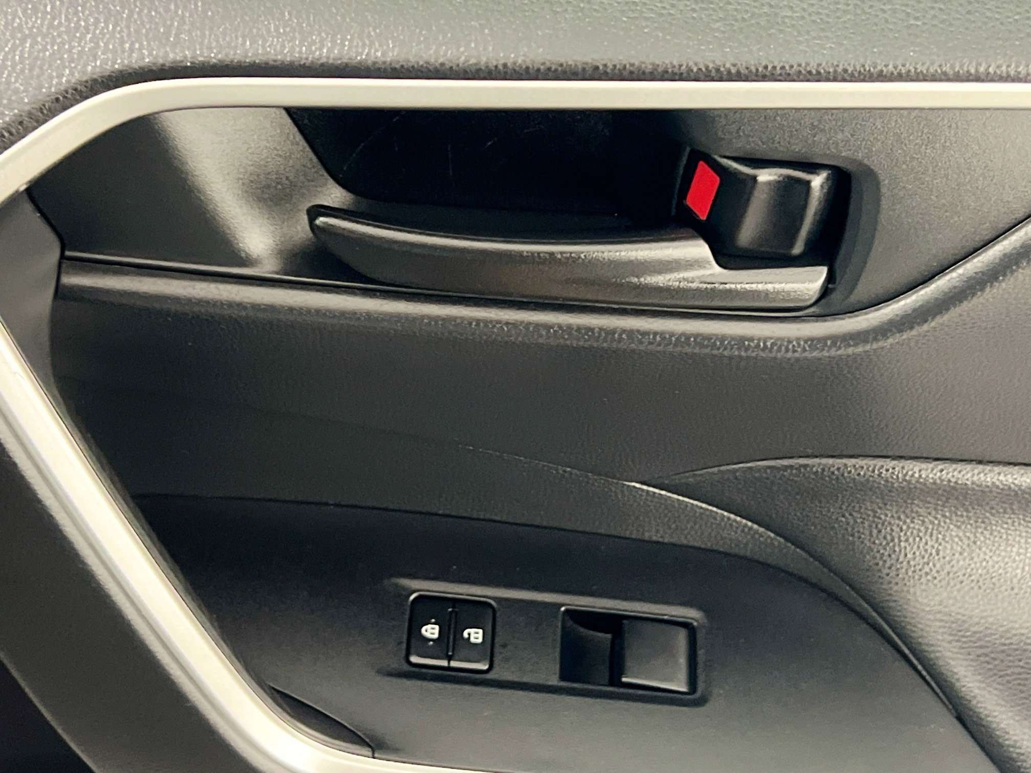 Used 2020 Toyota RAV4 LE image 30