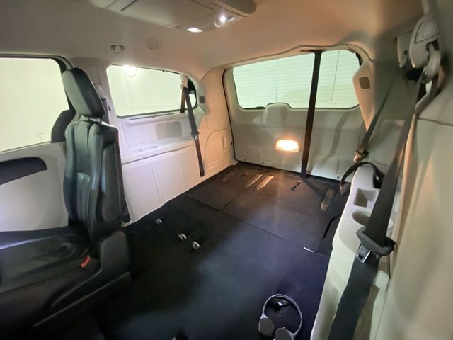 Used 2014 Chrysler Town & Country Touring w/ Driver Convenience Group image 13