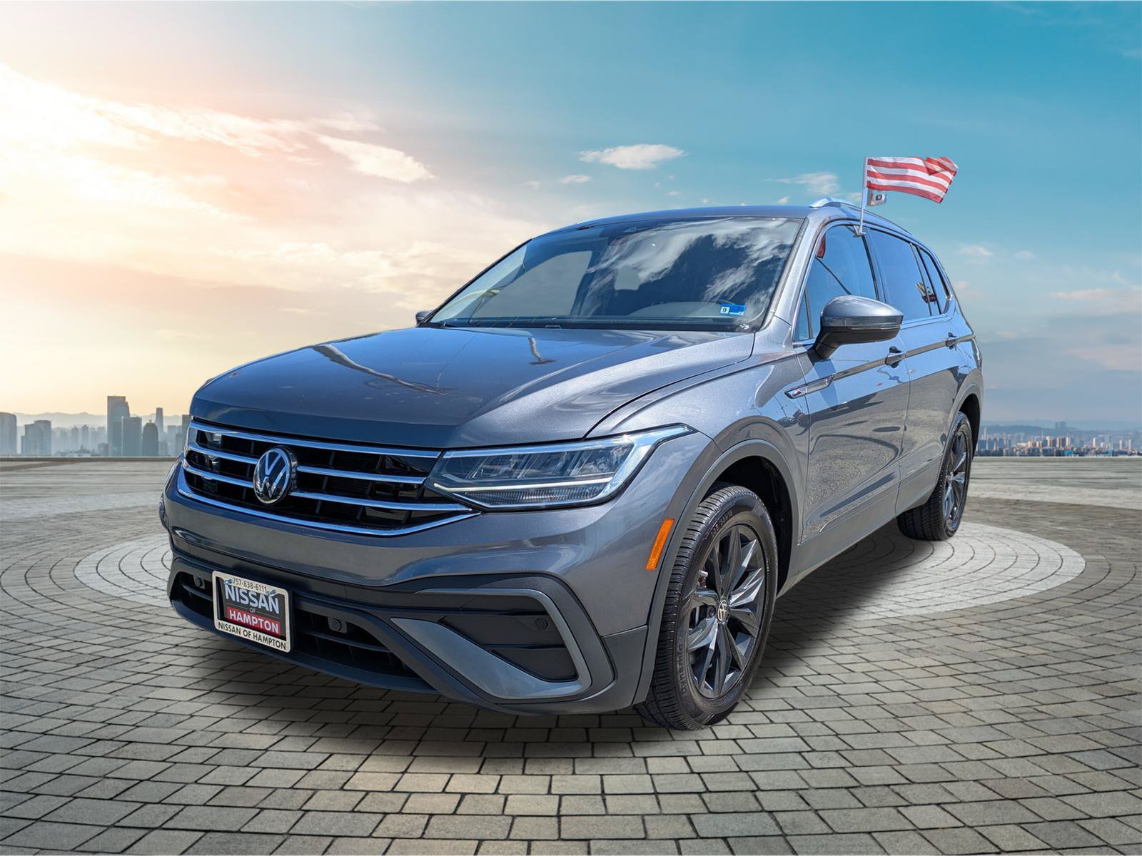 Used 2024 Volkswagen Tiguan SE w/ Panoramic Sunroof Package FWD image 9