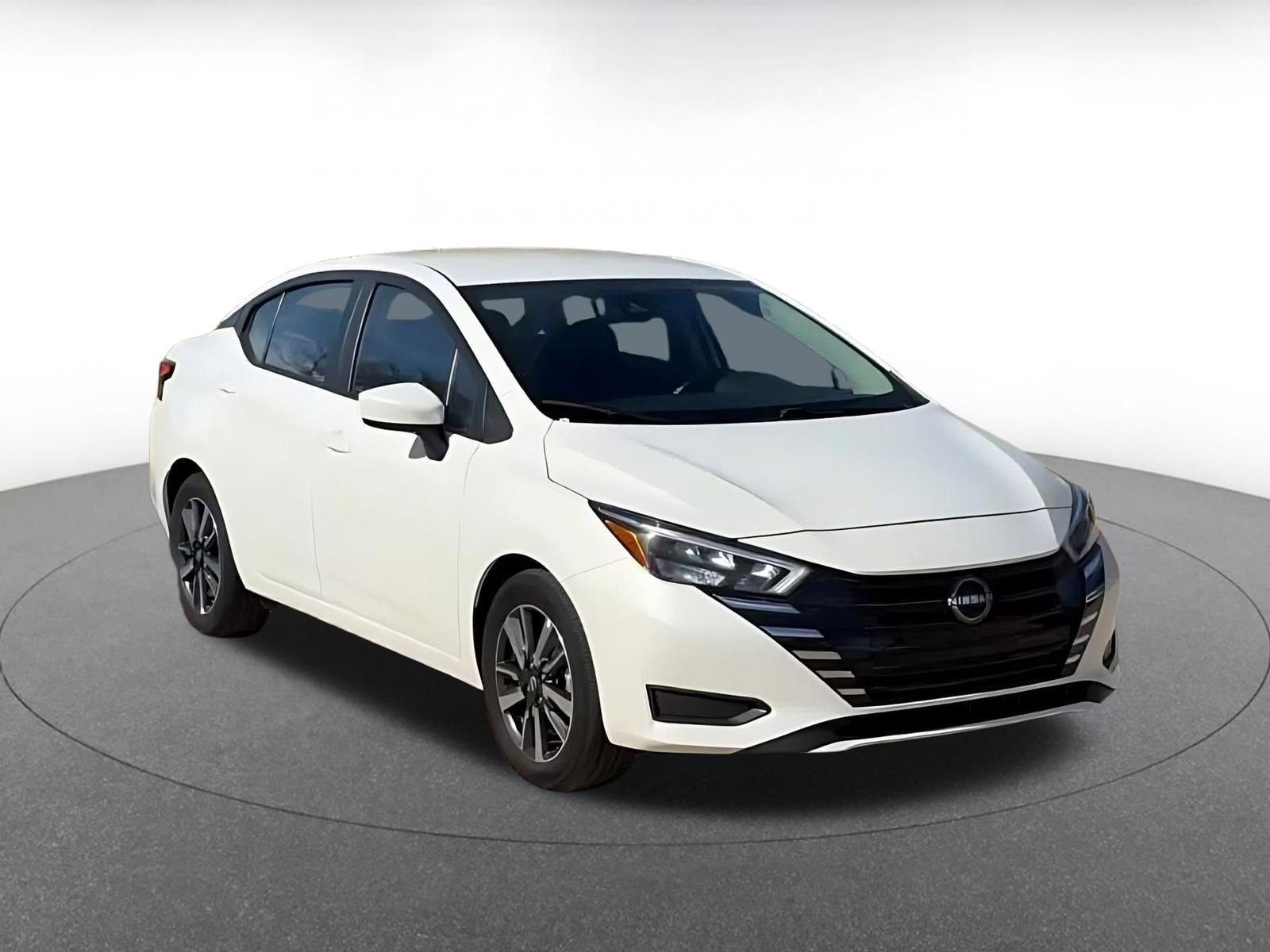 Used 2025 Nissan Versa SV image 3