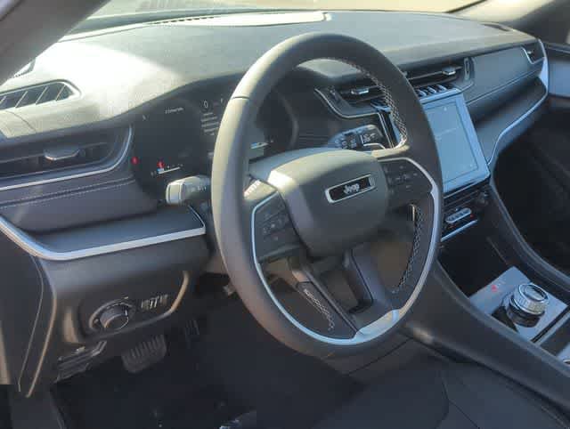 Used 2025 Jeep Grand Cherokee Laredo AWD/4WD image 10