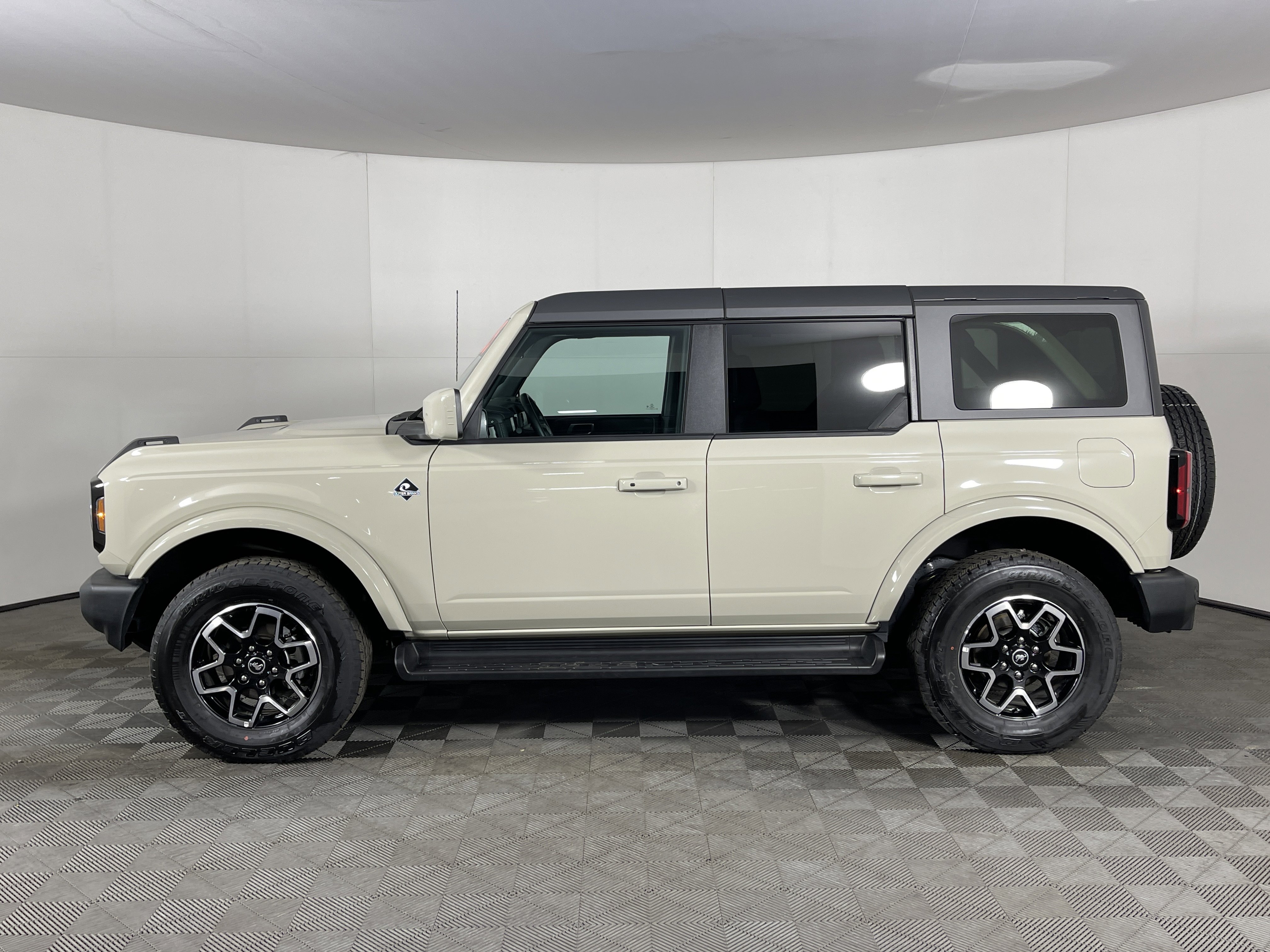 Used 2025 Ford Bronco Outer Banks image 3