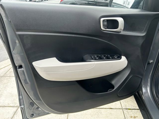 Certified 2025 Hyundai Venue SEL image 12