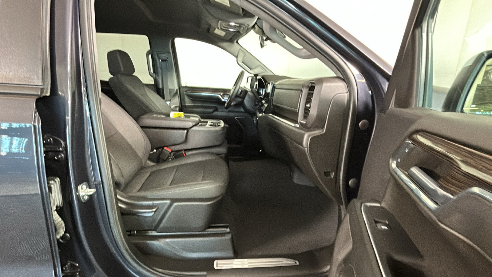 Used 2024 Chevrolet Silverado 1500 LT AWD/4WD image 37