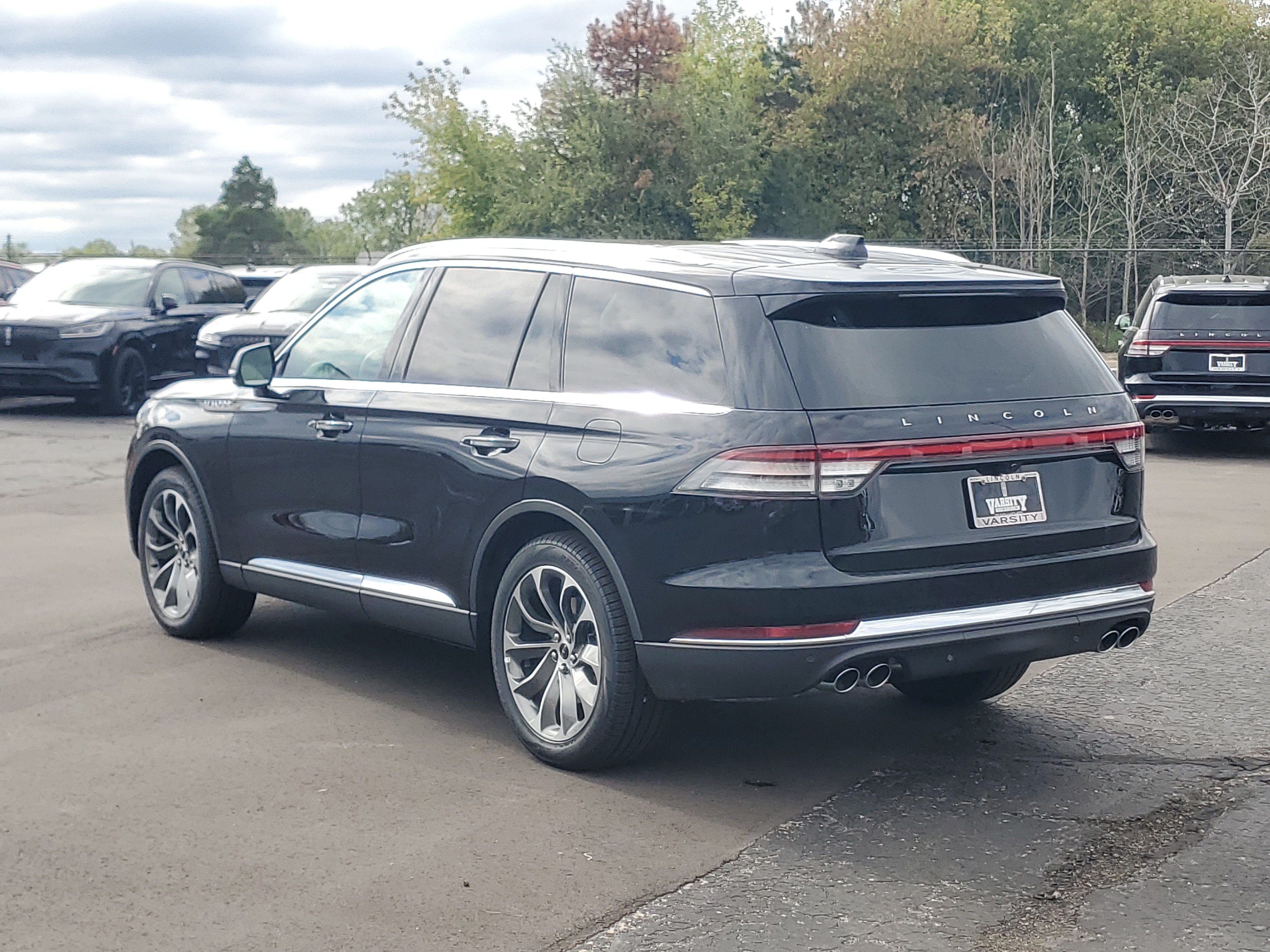 New 2027 Lincoln Aviator AWD image 3