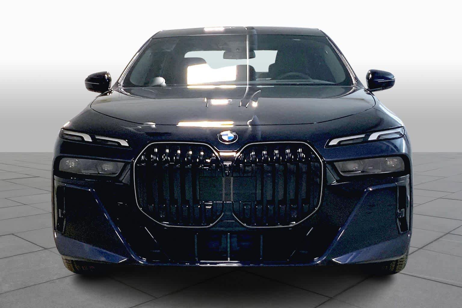 Used 2025 BMW 760i xDrive image 3