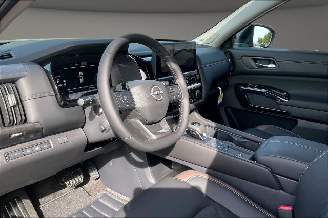 New 2026 Nissan Pathfinder Platinum w/ Lighting Package FWD image 7