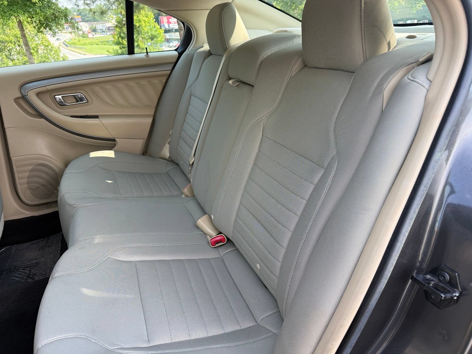 Used 2016 Ford Taurus SE FWD image 39