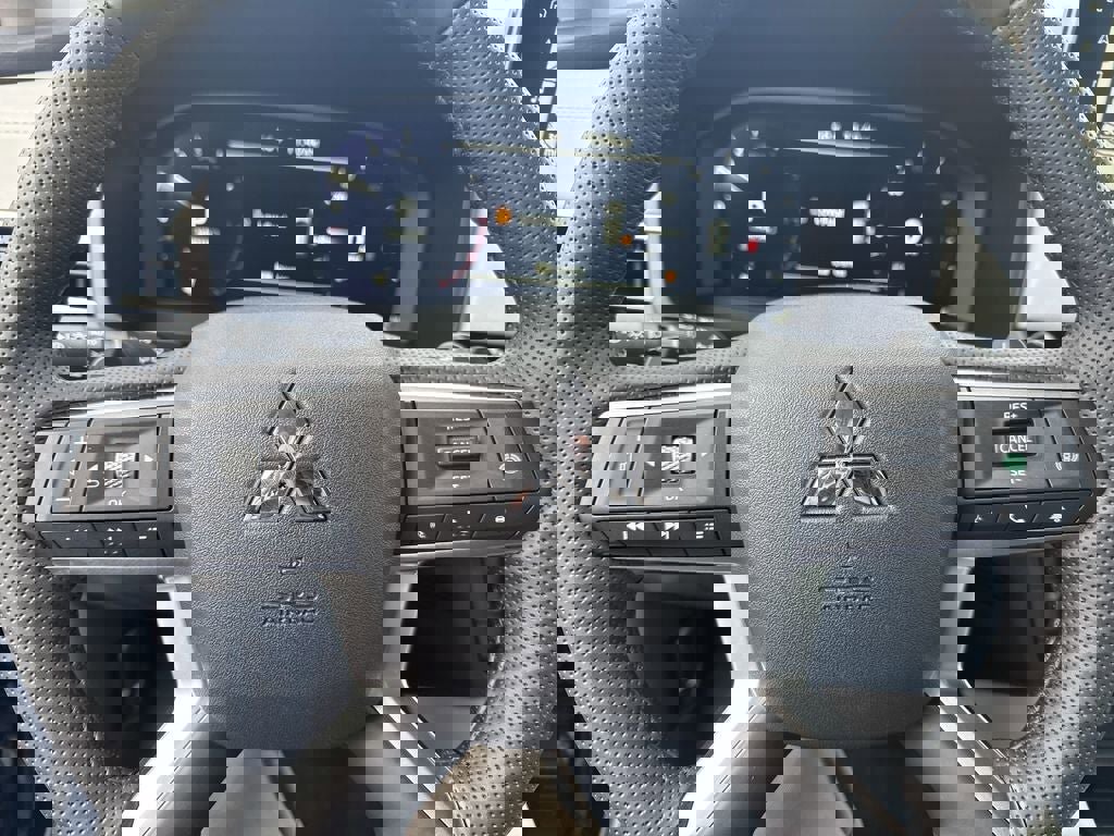 New 2025 Mitsubishi Outlander SE image 19