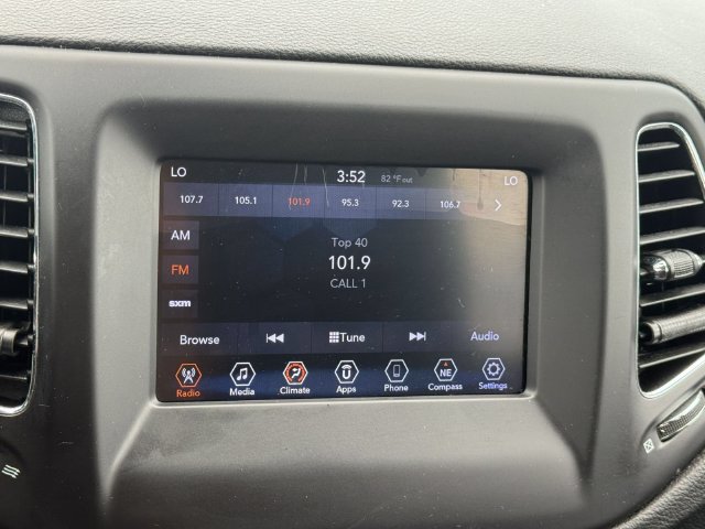 Used 2019 Jeep Compass Latitude w/ Popular Equipment Group FWD image 18