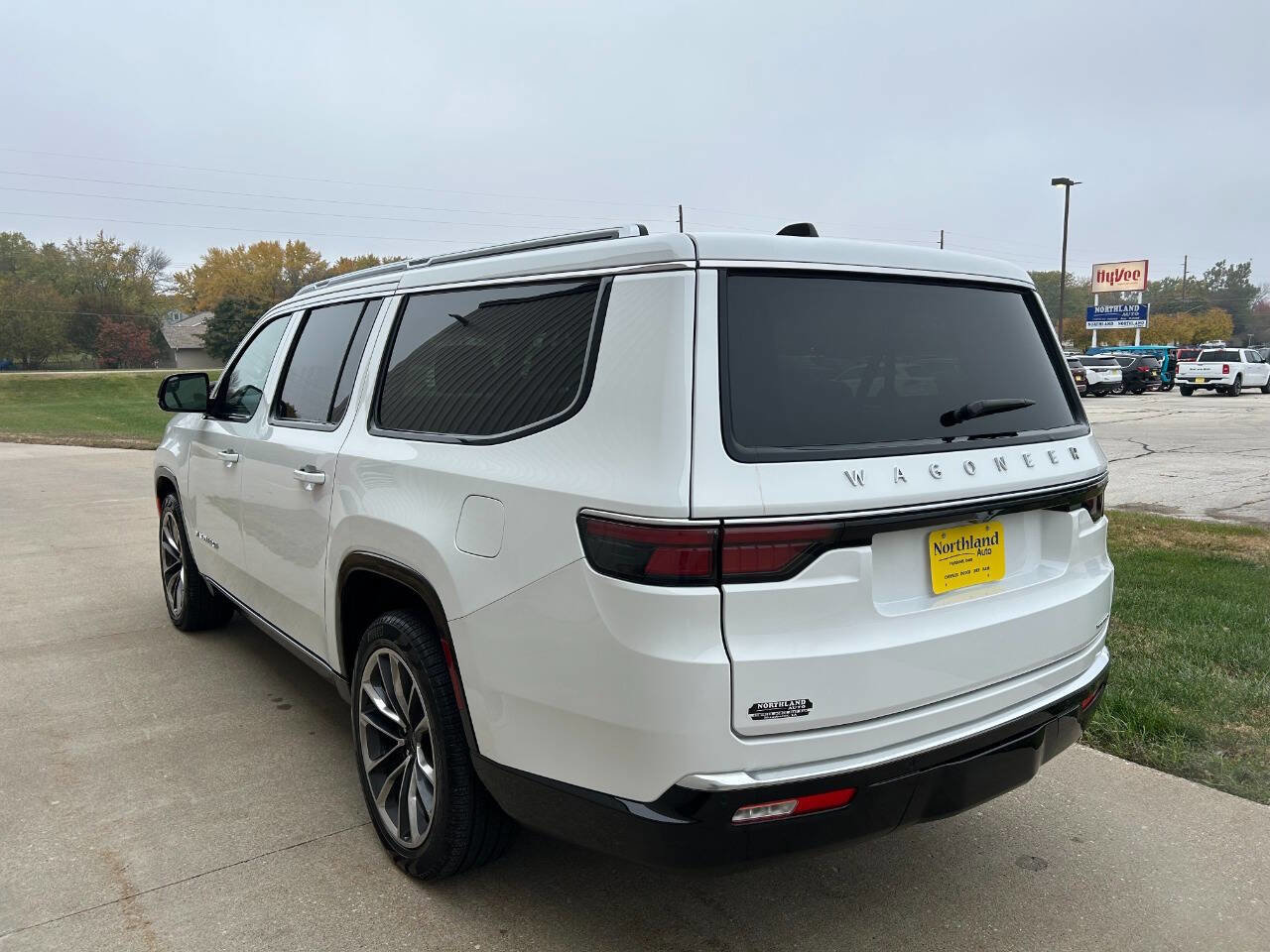 Used 2024 Jeep Wagoneer L Series III w/ Premium Group I image 4
