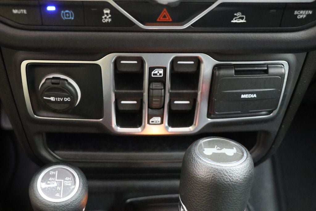 Used 2025 Jeep Wrangler Unlimited Sahara AWD/4WD image 24