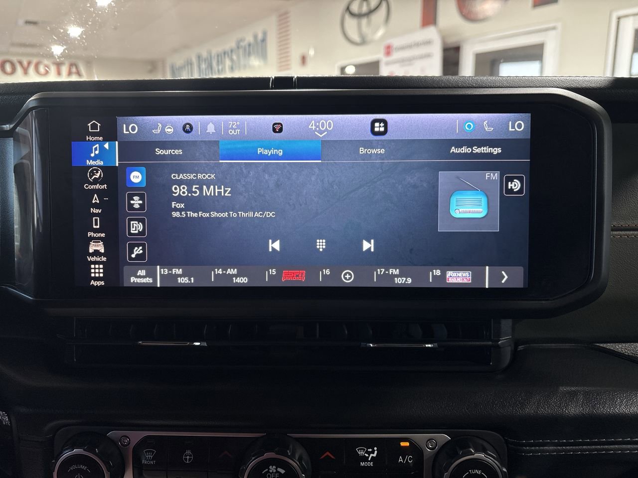 Used 2024 Jeep Gladiator Mojave AWD/4WD image 17
