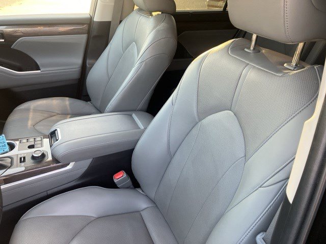 Used 2023 Toyota Highlander Limited image 12