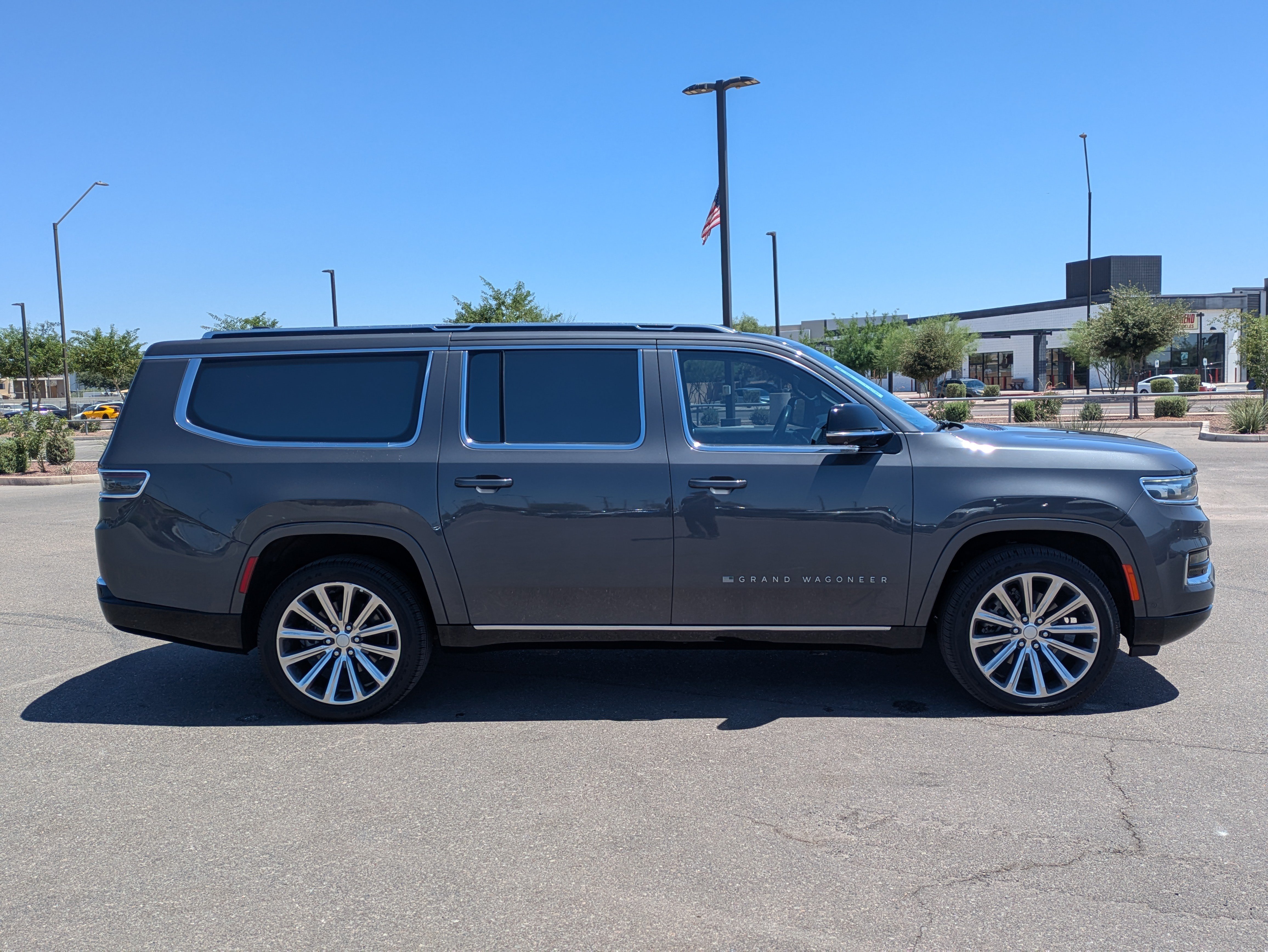 Used 2023 Jeep Grand Wagoneer L Series II w/ Premium Group II AWD/4WD image 6