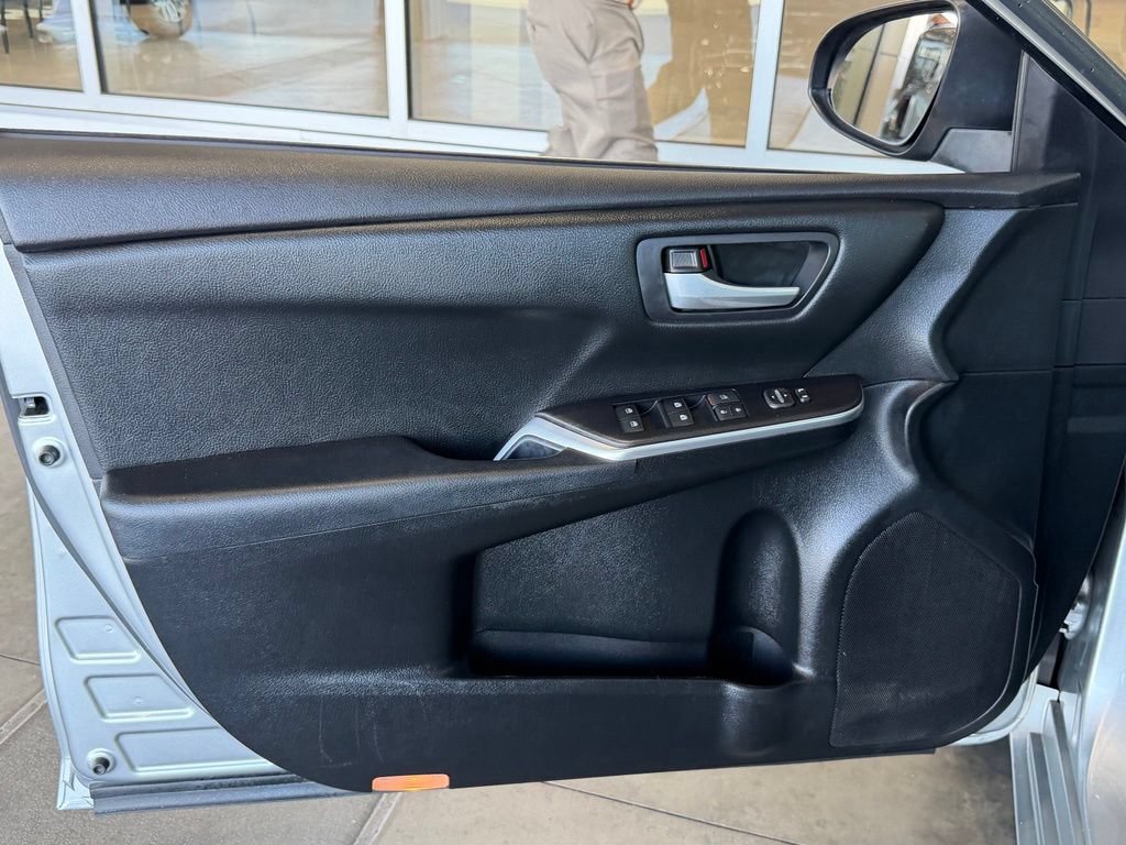 Used 2015 Toyota Camry SE FWD image 18