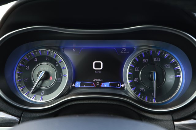 Used 2019 Chrysler 300 Touring w/ Chrome Appearance Package image 12