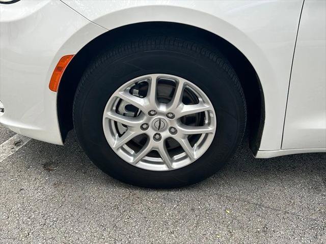 Certified 2023 Chrysler Pacifica Touring-L FWD image 28