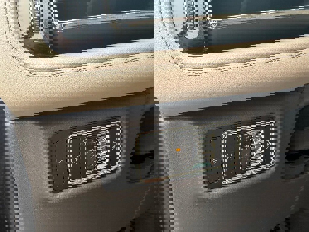 Used 2023 Lincoln Aviator AWD w/ Premium Package image 14