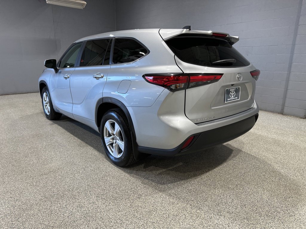 Used 2023 Toyota Highlander LE AWD/4WD image 6