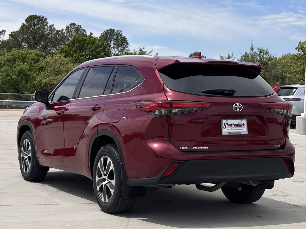 Used 2023 Toyota Highlander XLE image 4