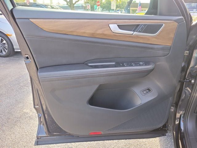 Used 2025 Volkswagen Atlas SE FWD image 16