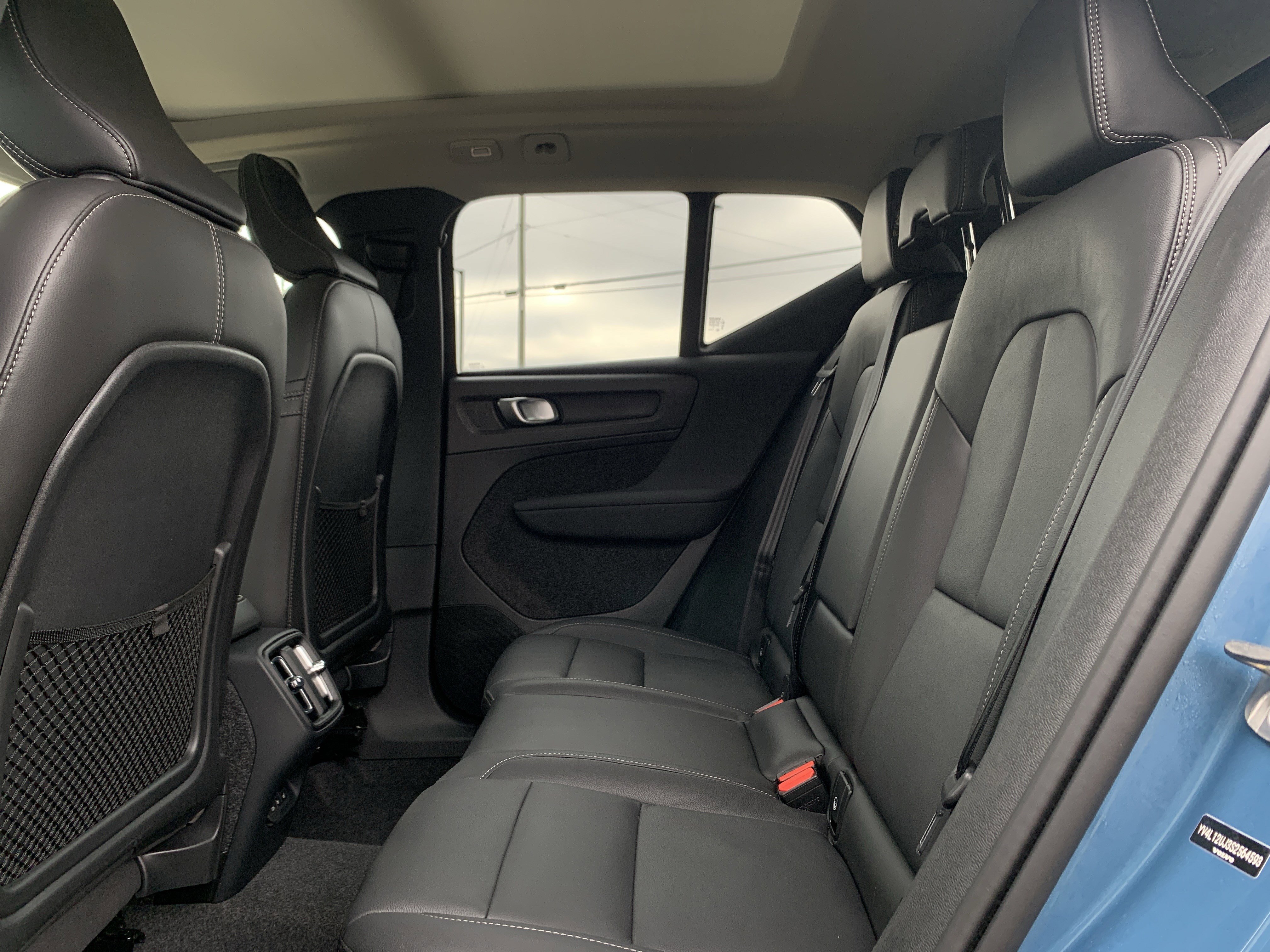 Used 2025 Volvo XC40 B5 Core image 32