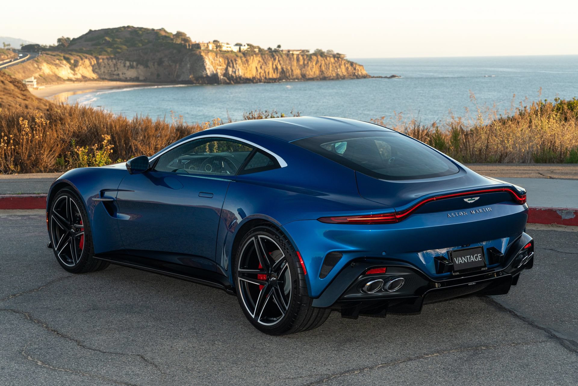 Used 2025 Aston Martin V8 Vantage Coupe RWD image 4